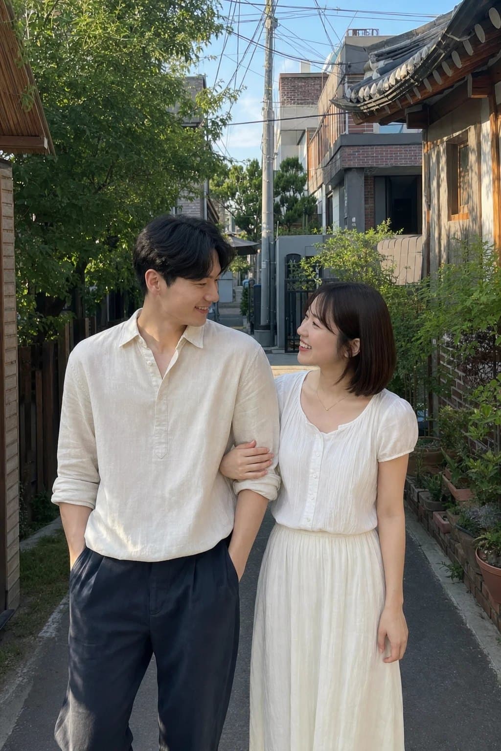 並んで歩きながら笑い合う日本人女性と韓国人男性